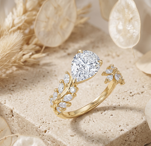 แหวนหมั้นเพชรโมอิสซาไนต์ทรงลูกแพร์ชุบทองคำ 14K แบบสั่งทำพิเศษ ดีไซน์ใบไม้เป็นช่อแบบเปิดประดับด้วยเพชรทรงมาร์คีส์แบบฝังขา - Product Image 2
