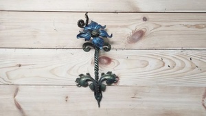 Poignée de porte en fer forgé résistant à la rouille, facile à installer, avec un design de pétales bleus et un style traditionnel - Product Image 3