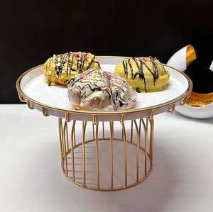 Support à gâteau rond en métal, plateau de service doré avec base en fil métallique, plateau blanc pour gâteaux, cupcakes, réutilisable, plat de présentation décoratif - Product Image 1