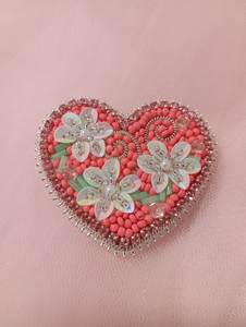 Broche élégante faite à la main MD HANDICRAFTS avec broderie détaillée, accents de cristal et de perles, bijoux de mariage pour femmes et unisexe - Product Image 5