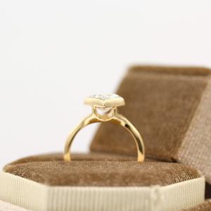 Anillo de compromiso geométrico minimalista de oro macizo de 14K con diamante de 2 quilates en forma de cometa con engaste de bisel, cultivado en laboratorio, certificado IGI, personalizado y de alta calidad. - Product Image 3