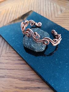 Pulsera de Cobre Hecha a Mano con Diseño de Ondas, Elegante Joyería Art Nouveau, Pulsera Pequeña para Mujer, Brazalete de Cobre Puro - Product Image 1