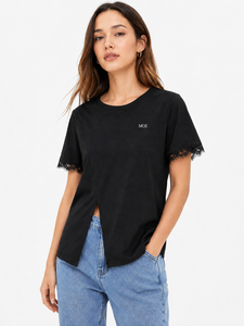 Camiseta de mujer con estilo chic, personalizada con pedrería brillante y ribete de encaje, 100% algodón, cuello redondo, informal, con dobladillo asimétrico. - Product Image 4