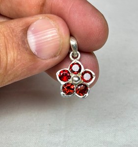 Pendentif élégant en grenat rouge, argent sterling 925, pierre de naissance de janvier, bijoux minimalistes faits à la main - Product Image 2