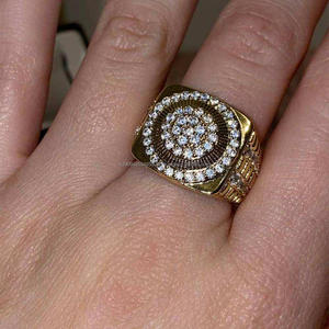 Anillo de cóctel de lujo de plata 925 con diamante cultivado en laboratorio y engaste circular brillante para compradores mayoristas de joyería - Product Image 1