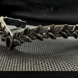 Bride de cheval en cuir de vachette, mèche en forme de V avec cristaux noirs, cousue main, personnalisable, pour dressage équestre, équipement de bling - Product Image 1