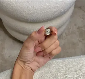 Anillo de Compromiso de Oro Blanco de 18k con Moissanita Premium de Corte Ovalado de 1CT y Claridad VVS para Mujer, Precio al por Mayor, Comercio Electrónico - Product Image 1