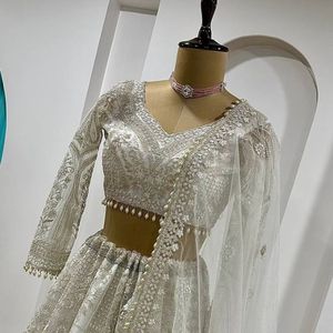 Lehenga Choli de créateur pour femmes, orné de paillettes et de broderies Dori, idéal pour les mariages et les fêtes, avec dupatta à bordure perlée. - Product Image 5