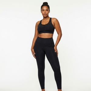 Ensemble de sport pour femmes avec soutien-gorge de sport en maille noire et leggings taille haute pour le yoga, la gym, le fitness et les entraînements - Product Image 4