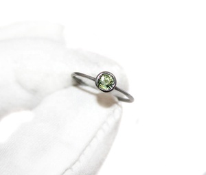 Anillo Solitario de Plata de Ley 925 con Amatista Verde Natural Redonda Engastada en Bisel, Joyería Fina, Memoria Jewels - Product Image 5