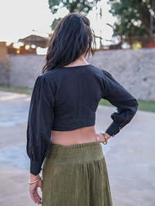 Top corto artesanal de algodón negro con cordones para mujer, blusa artesanal de manga larga abullonada con cuello en V, camisa estilo hippie para festivales. - Product Image 4