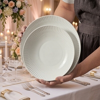 Service de table de mariage en porcelaine blanche céladon, style européen, ODM/OEM, comprenant bols à riz, assiettes à soupe, plats de service et kit d'ustensiles