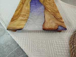 Planche à découper et à servir rustique en bois d'acacia et résine époxy, faite à la main, durable et décorative, pour fromage, pain, fruits - Product Image 2