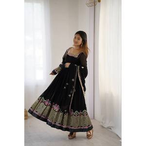 Robe de soirée de créateur avec broderie multi-fils, travail de séquence et dupatta - Product Image 3
