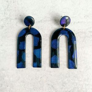 Pendientes colgantes geométricos de resina con patrón abstracto azul, joyería de moda para fiesta para mujer - Product Image 1