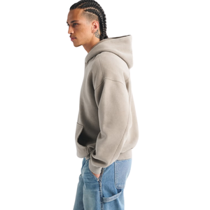 Sweat à capuche beige personnalisé pour homme, logo minimaliste sur la poitrine, streetwear haut de gamme, fabricant de vêtements OEM, fournisseur en gros de marques privées - Product Image 4