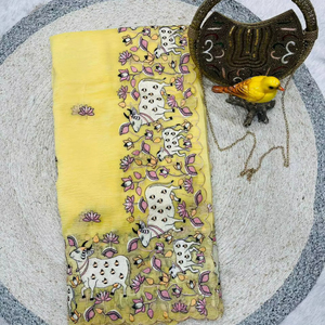 Sari élégant doré effet froissé – Broderie florale et animale avec pièce de blouse de créateur - Product Image 1