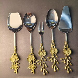 Ensemble de couverts en acier inoxydable et laiton ergonomique à haute arche, résistant à la rouille, écologique et durable, 5 pièces, motif de feuilles de fleurs en relief - Product Image 2