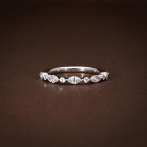 Anillo de Diamantes Cultivados en Laboratorio, Media Eternidad, con Diamantes Marquise y Redondos, Regalo de Aniversario para Ella, Oro de 18K, Joyería Fina - Product Image 1