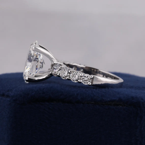 แหวนหมั้นเพชรทรงรี 4.5 กะรัต รุ่นใหม่สุดหรูจาก OM GEMS  ตัวเรือนเงินแท้ 925 ประดับเพชรแล็บแบบ Iced Out  แหวนหมั้นและแต่งงานทรง Halo Eternity - Product Image 4