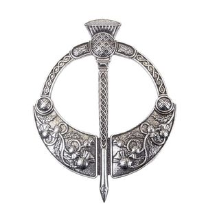 Broche écossaise à carreaux avec quatre têtes de lion en relief et motifs de nœuds celtiques, broche à carreaux Highland Thistle - Product Image 1
