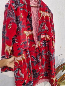Kimono pour femme en tissu imprimé vert clair fantaisie, motif animaux sauvages et fleurs, broderie artisanale, boutons en cristal, garniture en fourrure à pompons - Product Image 3