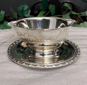 Salsera vintage de metal pulido con platillo, en tono plateado, con boquilla decorativa, plato para servir, tamaño y forma personalizados, vajilla. - Product Image 2