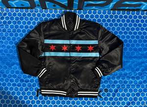 Blouson bomber formel d'hiver imperméable et respirant en satin noir avec motif du drapeau de Chicago, unisexe - Product Image 1