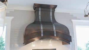 Hotte murale en cuivre avec filtre à déflecteur et design ventilé pour cuisine domestique - Product Image 1