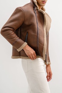 Blouson de moto en daim et peau de mouton de qualité supérieure pour homme, en cuir souple brodé, col montant, fourrure d'hiver, logo personnalisable sur le devant - Product Image 3