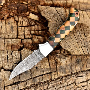 Couteau pliant artisanal en acier Damas avec manche en résine et bois – Couteau de poche avec étui en cuir, cadeau EDC pour l'extérieur - Product Image 6