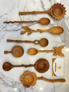 Cucharas de madera Doussie hechas a mano con mango de rama: Decoración de cocina - Product Image 2