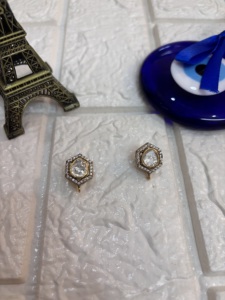 ต่างหูแบบติดหูรูปดอกไม้ชุบทองคำจาก Amaira Jewels ประดับเพชรแบบ Bezel Setting สำหรับผู้หญิง เครื่องประดับหรูหราสำหรับใส่ทุกวัน จากราชสถาน - Product Image 6