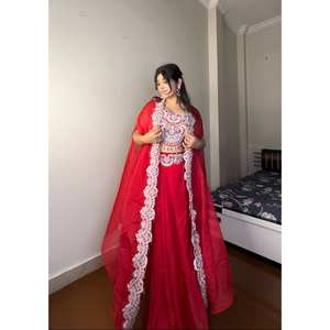 ชุดเลเฮนกาโชลีผ้าโพลีเอสเตอร์สวยงาม พร้อมเสื้อและกระโปรงโคติสำหรับงานปาร์ตี้ เพื่อลุคที่มีสไตล์ - Product Image 4