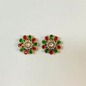 Pendientes de botón RAY FINE ORNATES chapados en oro de 22 quilates con certificación IGI, diseño de flor Kundan, estilo tradicional indio Polki, para aniversario, estilo étnico. - Product Image 2
