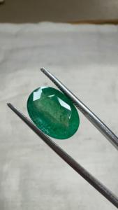 Vente en gros de pierres précieuses vertes certifiées, émeraude naturelle de Zambie de 4,39 carats, taille ovale, pour la fabrication de bagues, pendentifs et bijoux - Product Image 4