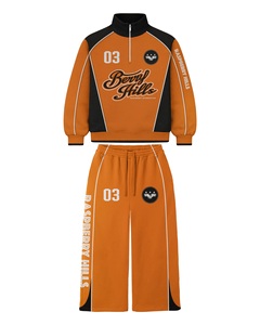 Chándal Deportivo Personalizado con Cierre de Cremallera |   Conjunto Deportivo para Hombre Estilo Racing con Parches |   Fabricante OEM de Conjuntos Deportivos de Pierna Ancha y Tejido Grueso - Product Image 3
