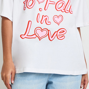 เสื้อยืดกราฟิกผู้หญิงแบบกำหนดเองได้ พิมพ์ลาย DTF OEM เสื้อโอเวอร์ไซส์ลำลอง ผ้าโพลีเอสเตอร์ผสมคอตตอน แขนสั้น เสื้อผ้าสตรีทแวร์ - Product Image 3