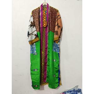 Kimono de luxe d'été, robe longue patchwork faite main, style indien vintage, en soie de sari recyclée, idéal comme cache-maillot ou tenue de nuit. - Product Image 1