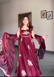 Ensemble ANARKALI PENT DUPATTA en soie lourde brodée de motifs raffinés - Product Image 4