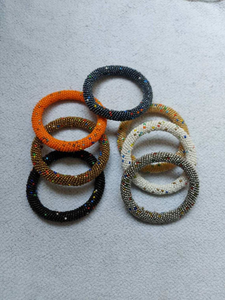 Bracelets manchette Maasai vintage brodés papillons, bijoux bohèmes perlés de perles de rocaille par AntiqueCreation - Product Image 3