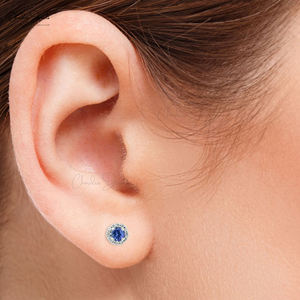 Boucles d'oreilles tendance pour femme en or blanc 14 carats avec tanzanite naturelle, clous délicats à dos poussoir, serties de diamants en halo, article en stock - Product Image 6