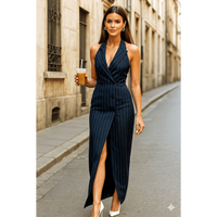 Robe longue bleu marine à col halter avec fente avant, taille empire, silhouette trapèze, boutons à bordure dorée, longueur ras du sol