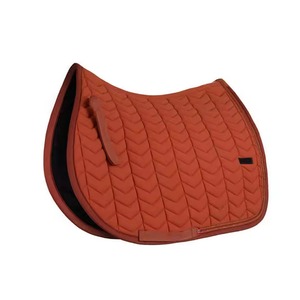 Tapis de selle personnalisé en satin confortable pour le saut anglais – Équipement d'équitation pour chevaux - Product Image 1