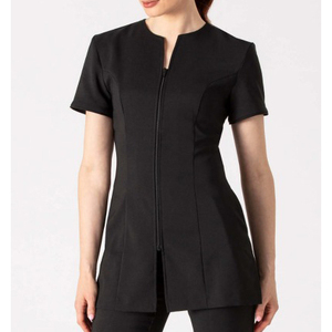 Tunique d'uniforme en polyester respirante noire à manches courtes et fermeture éclair sur le devant pour femmes, avec logo personnalisé, idéale pour les salons et les spas - Product Image 1