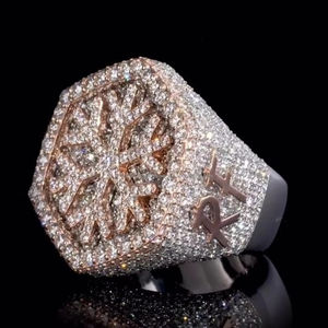 แหวนเพชรโมอิสซาไนต์ทรงเกล็ดหิมะ ประดับเพชรฮิปฮอป เงินแท้ 925 ชุบโรสโกลด์ โรเดียม แหวนผู้ชาย สไตล์บลิงค์ - Product Image 1