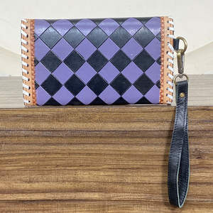 กระเป๋าสตางค์หนังวัวแท้ลายตารางหมากรุกสีดำและสีม่วงสไตล์วินเทจสำหรับผู้หญิง รุ่น March Expo ขนาดใหญ่ พร้อมสายคล้องมือ - Product Image 6