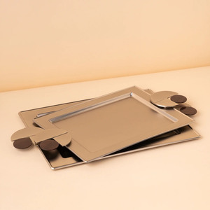 Améliorez le style de votre intérieur avec ce magnifique ensemble de plateaux de service argentés, comprenant des accents géométriques uniques en bois et des poignées. - Product Image 1
