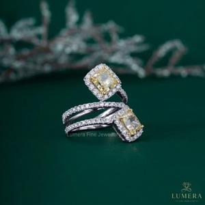 Bague de fiançailles de luxe Toi et Moi en or 9k/10k/14k/18k avec diamant jaune fantaisie de laboratoire taille coussin et double halo, clarté VVS - Product Image 4