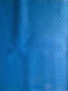 Alfombra azul antifatiga colocada en un taller industrial moderno y limpio con estanterías para herramientas, bancos de trabajo y maquinaria en el fondo. - Product Image 3